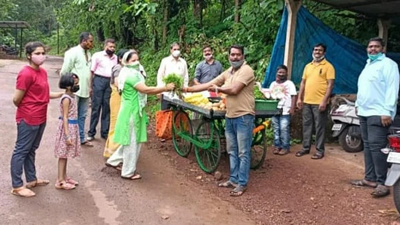 राजापूर: एस.टी. कर्मचाऱ्यावर उदरनिर्वाहासाठी भाजी विकण्याची वेळ
