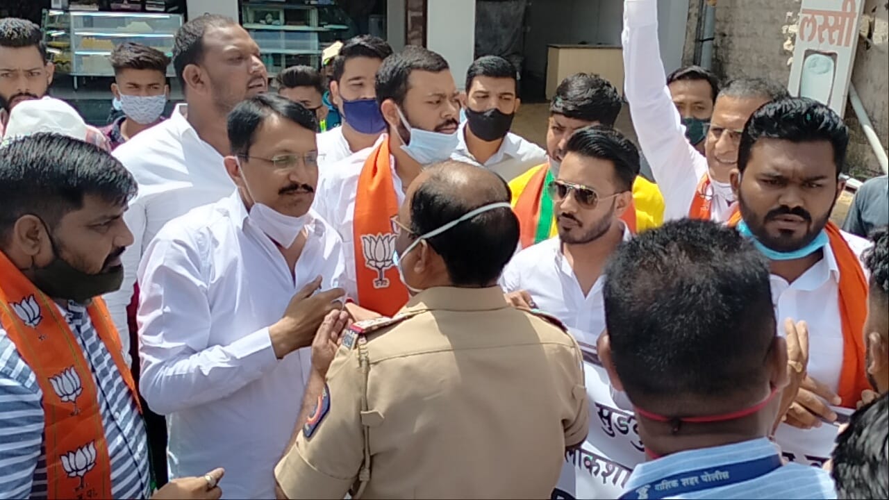 नाशिकमध्ये भाजप युवा मोर्चाच्यावतीने पंचवटी कारंजा येथे आंदोलन करण्यात आले. यावेळी महाविकास आघाडी सरकारच्या प्रतिकात्मक पुतळ्याचे दहन करण्याचा प्रयत्न केला असता पोलिसांनी पुतळा जप्त केला.