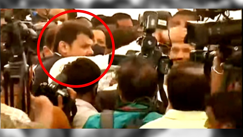 विधानभवनाबाहेर राडा; भाजप नेत्यांकडून माईक, स्पिकर काढून घेतला...