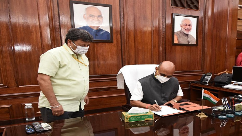 नवी दिल्ली येथील केंद्रीय अर्थमंत्रालयात अर्थ राज्यमंत्रीपदाचा पदभार डाॅ.भागवत कराड यांनी स्वीकारला.
