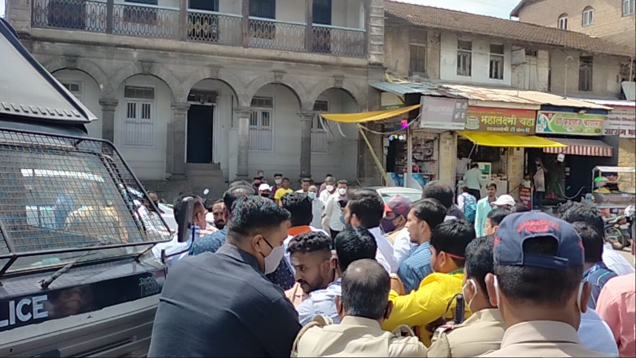 महाराष्ट्र सरकारने विधानमंडळाचा वापर करुन 12 आमदारांना निलंबित केले.
तसेच विधीमंडळाचा वापर राजकीय कामांसाठी केला. त्यामुळे भाजप कार्यकर्त्यांच्या मनात तीव्र रोष आहे.
