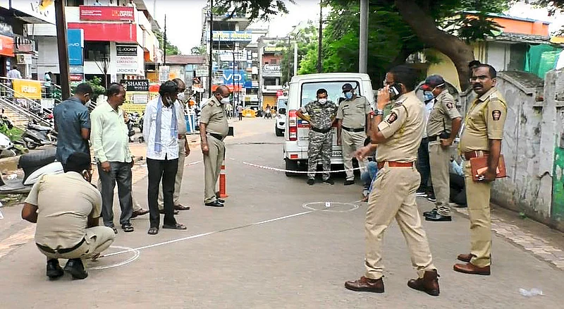 घटनास्थळी तपास करताना पोलिस