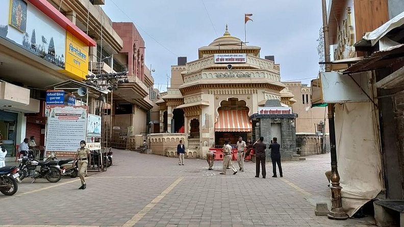 पंढरपुरीतील रस्ते वारक-यांविना पोलिसांनी भरले