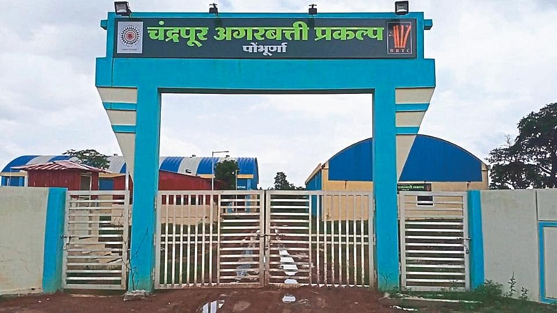 बाबू अच्छेलाल यांनी केली चंद्रपूर अगरबत्ती प्रकल्पाची पाहणी