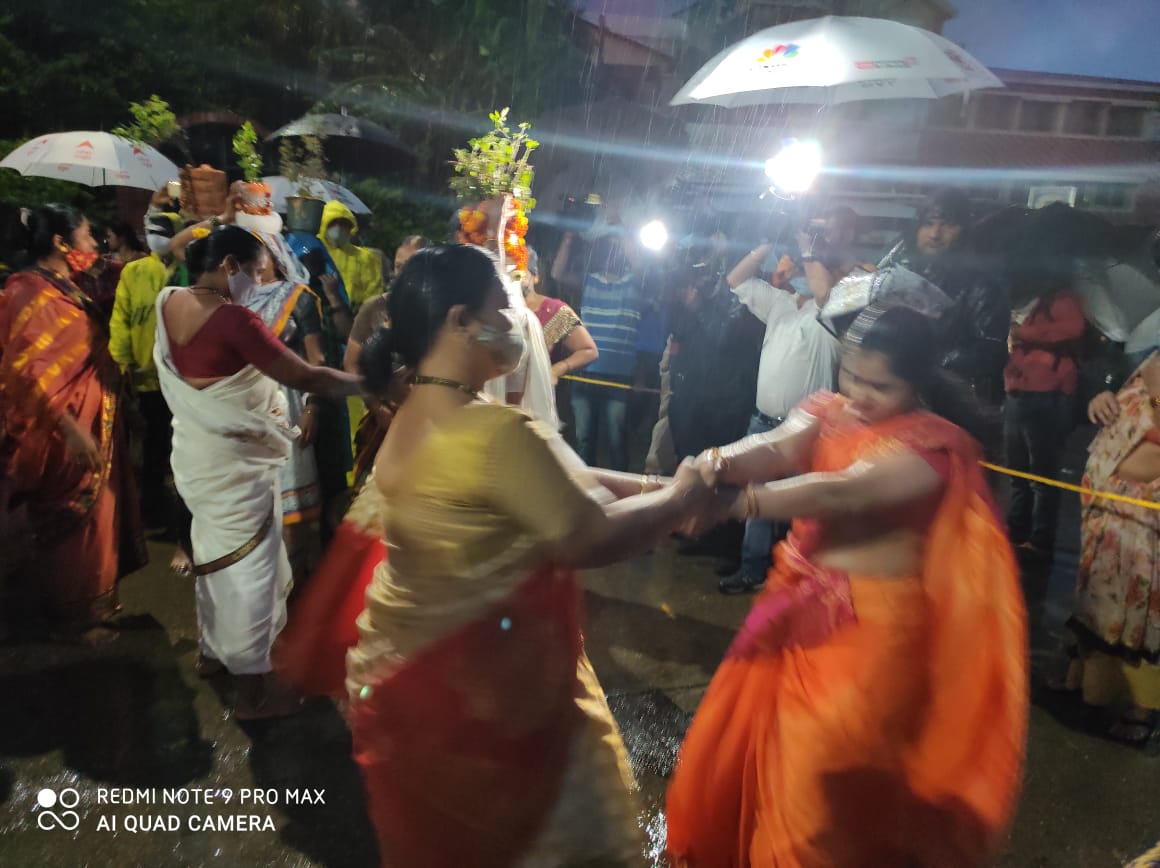 कुशावर्त स्नान सत्यनारायण मंदिराजवळुन ह्या प्रतिमा व पादुका त्रंबकेश्वर मंदिर दरवाजा समोर आणण्यात आल्या देवस्थान तर्फे मानकरी लोकांना श्रीफळ देण्यात आले. डाॅ. आंबेडकर चौकात दोन सजविलेल्या शिवशाही बसमध्ये पादुका ठेवण्यात आल्या या वेळी महिला फुगडी खेळत अभंग म्हणत होत्या.