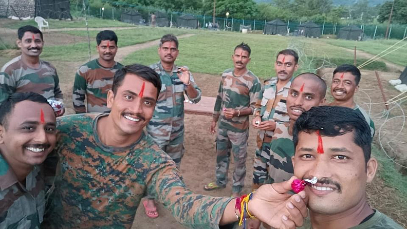 सुवर्णा यांचे पती अशोक जाधव हे मिल्ट्री इंजिनिअर सर्व्हिसमध्ये होते. तीन वर्षांपूर्वी ड्युटीवर असतानाच ते शहीद झाले.