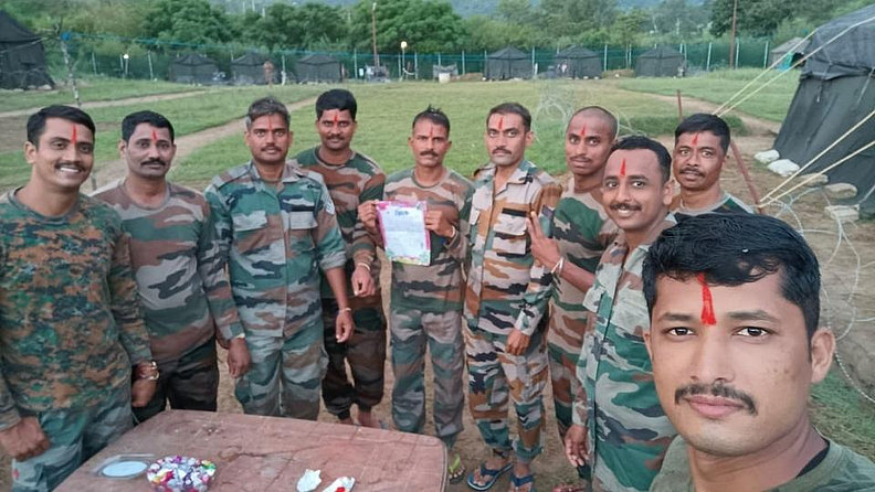 फिल्ड एरियाच्या सैनिकांपर्यंत राखी बांधायला कोणीच जात नाही आणि पोस्टानेही पोहोचत नाही. म्हणून, जसं जमेल तसं त्यांच्यापर्यंत कशा राख्या पोहोचतील याचाच प्रयत्न असतो, असं वीरपत्नी सुवर्णा अशोक जाधव यांनी सांगितलं.