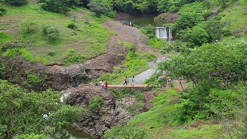 येथे पावसाळ्यात असलेला धबधबा, परिसरातील घनदाट जंगलील वनामुळे अनेक प्राणी व पक्षी वावरताना दिसतात