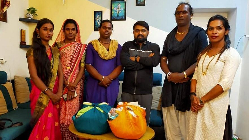 पूरग्रस्त महिलांसाठी खास देवीचं 'लेणं'; तृतीयपंथियांनी दिल्या नव्या साड्या