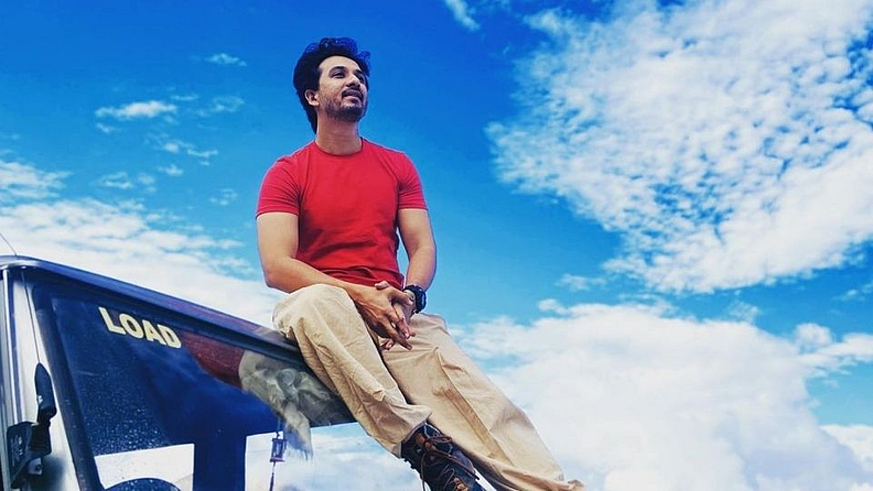 'जसजसं तुम्ही उंचीवर जाता, तसतसे रस्ते अजून खडतर आणि वातावरण बेभरवशाचं होत जातं. पण वाहन नेता येईल अशा जगातल्या दुसऱ्या सगळ्यात उंच (आता तिसऱ्या) रस्त्यावर ड्राइव्ह करून पोहोचणं यासारखा आनंद नाही,' अशा शब्दांत त्याने अनुभव मांडला.