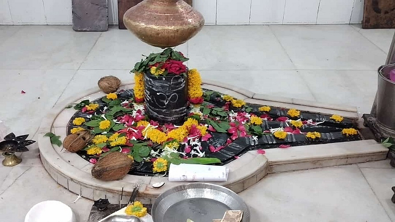 या स्थानाविषयी काही आख्यायिका प्रचलीत असून प्रभू रामचंद्रांनी येथील शिवलिंगाची पुजा केली अशी मान्यता आहे