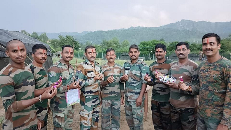जवानांच्या प्रती असलेल्या निष्ठेखातर सुवर्णा दरवर्षी न चुकता राख्या पाठवत असतात. या वर्षी मराठा बटालियनमध्ये असलेले गांजे (ता. जावली) येथील जवान महेश चिकणे नुकतेच आपली सुट्टी संपवून जाणार होते. महेश चिकणे यांच्या मार्फत सुवर्णा यांनी राख्या पाठवत ही परंपरा कायम ठेवली.