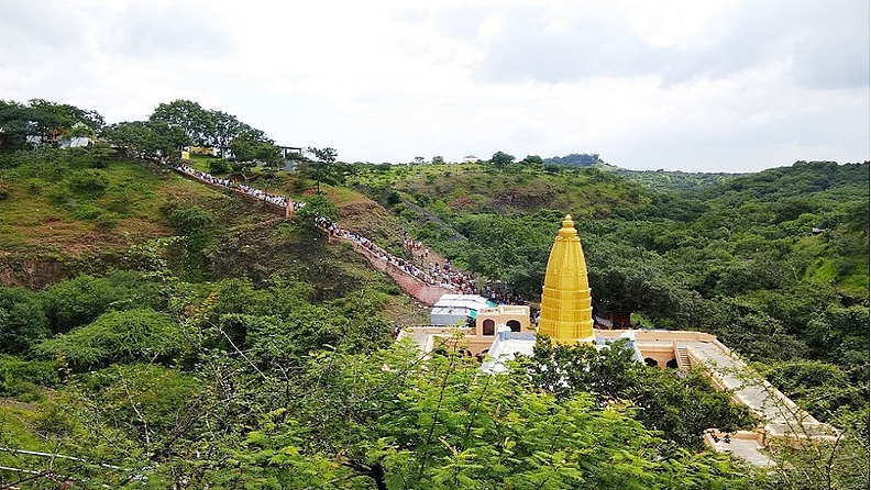 येथे रामलिंग मंदिर आणि दुर्गादेवी ही दोन मंदिरे असून खाली खोल दरी व दरीच्या काठवार असलेले रामलिंग हे थंड हवेचे ठिकाण आहे