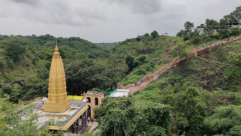 सात ते आठ ग्रामसमुहामध्ये असलेल्या दरीत एका सखल भागात रामलिंग देवस्थान आहे