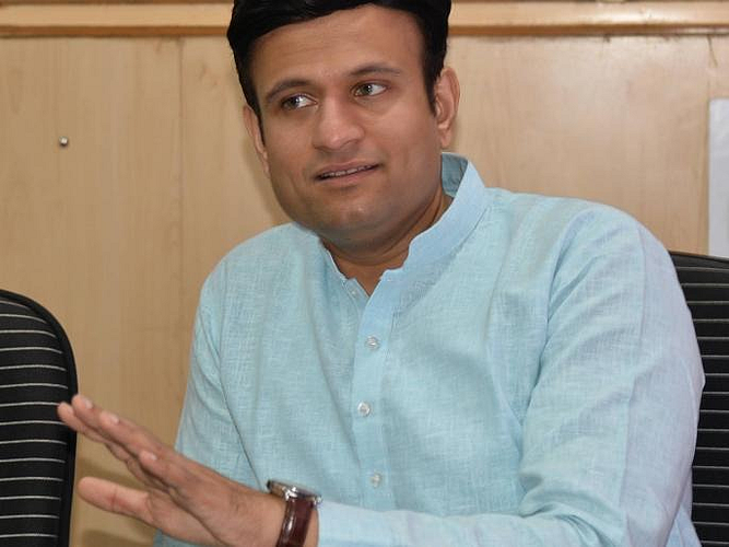 'राज्य सरकारची पूरग्रस्तांच्या तोंडाला पाने पुसण्याची परंपरा'