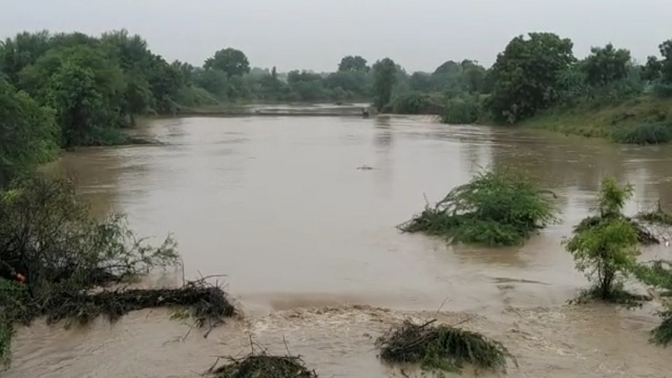 पाचोड (ता.पैठण, जि.औरंगाबाद) : नद्या तुडूंब भरून वाहील्या.
