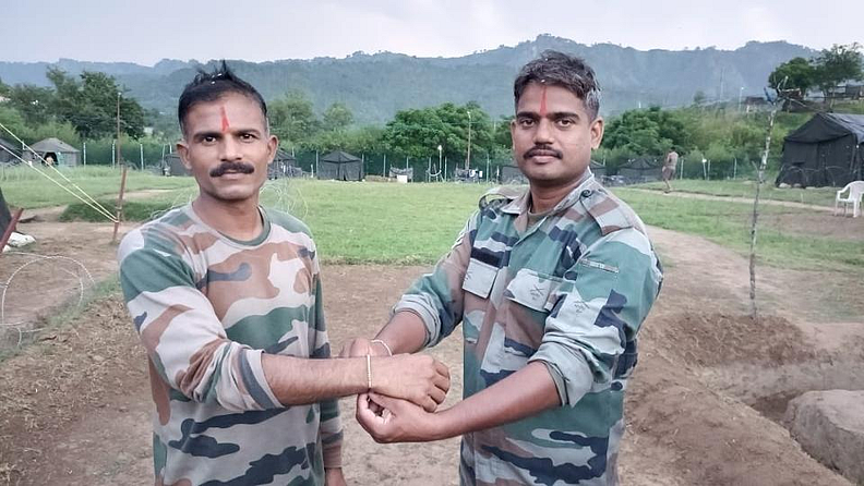देशभरातून जवानांना राख्या पाठवल्या जातात. याचप्रमाणे जावली तालुक्यातील उंबरी गावच्या शहीद अशोक धनाजी जाधव यांच्या पत्नी सुवर्णा अशोक जाधव या दरवर्षी जवानांना राख्या पाठवत असतात.