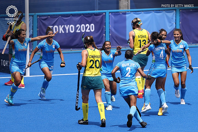 TokyoOlympics मध्ये पहिल्यांदाच उपांत्य फेरीत दाखल झाल्यानंतर विजयाचा जल्लोष साजरा करताना भारतीय महिला हॉकी संघ.