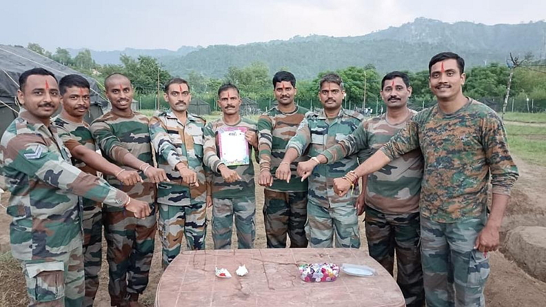यावर्षी मराठा बटालियनला पाठवलेल्या राख्या तेथील जवानांनी एकामेकांना बांधून आजच रक्षाबंधन साजरी केली आणि याचे फोटो सुवर्णा यांना पाठवून कृतज्ञताही व्यक्त केली.