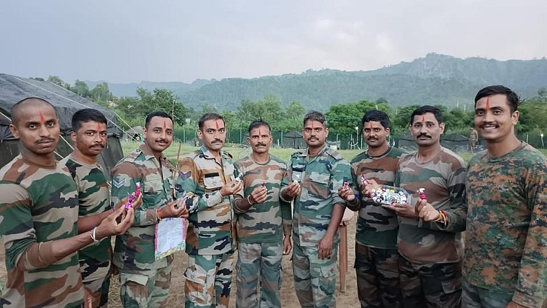 कास (सातारा) : रविवारी रक्षाबंधनाचा सण उत्साहात साजरा होईल, पण आपल्या घरापासून हजारो किलोमीटर दूर असलेल्या फौजी बांधवांच्या 'नशिबी' हा योग प्रत्यक्षात कुटुंबात साजरा करण्याचा 'योग' कधीतरी येतो.