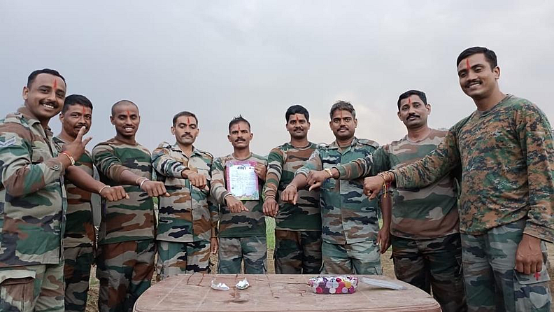 या जवानांनी जम्मूमध्ये आपल्या कर्तव्याच्या ठिकाणी राख्या बांधून ही अनोखी रक्षाबंधन साजरी केली. त्याचे फोटो सुवर्णा यांना पाठवून ह्या बहीण-भावाच्या नात्याच्या अतुट बंधनांची वीण घट्ट केलीय.