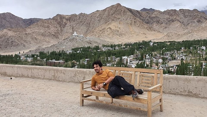 लेह-लडाखमधील प्रवास हा वैविध्यपूर्ण आणि आव्हानात्मक असतो. पण जेव्हा तो अनुभव प्रत्यक्षात घेतो, तेव्हा त्यातील रोमांच कळून येतो.