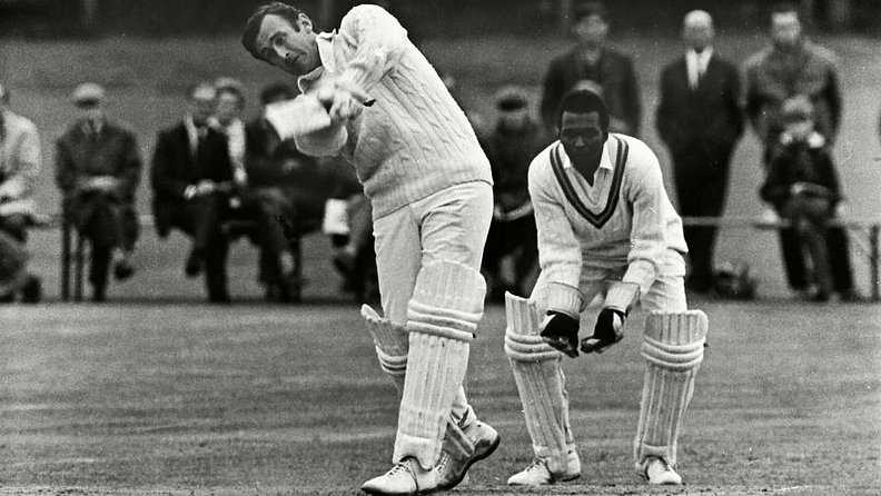 डेक्स्टर यांनी प्रथम श्रेणीतही नेत्रदीपक कामगिरी केली आहे. त्यांनी 327 प्रथम श्रेणीतील सामन खेळले.