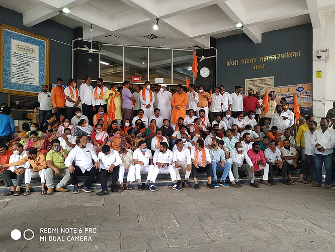 पिंपरी-चिंचवड महापालिकेत भाजपच्याविरोधात शिवसेनेचे आंदोलन
