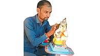 हाताला बोटे नसतानाही मनोज कुंभार घडवतात गणरायाच्या मूर्ती हाताला बोटे नसतानाही मनोज कुंभार घडवतात गणरायाच्या मूर्ती