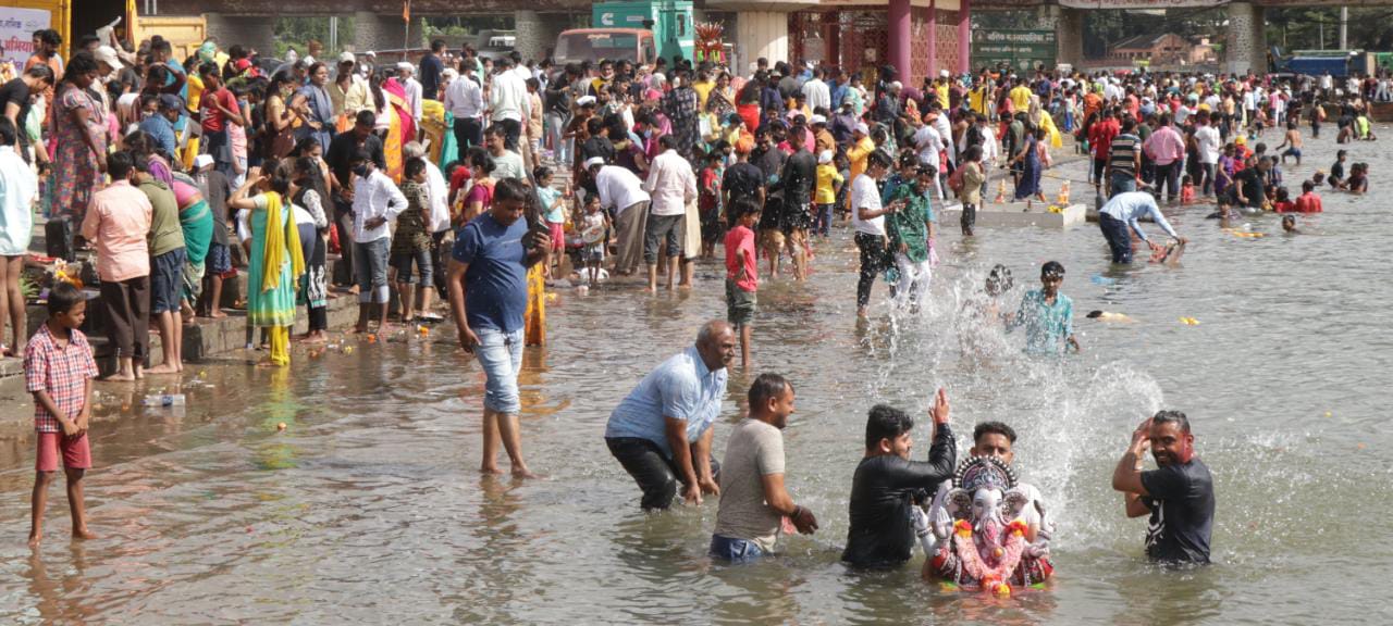 गोदावरी नदीवर गणेश विसर्जन करण्यासाठी झालेली भाविकांची गर्दी