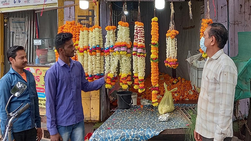 जालना : गणेशोत्सव, गौरीचा सण असल्याने बाजारात विविध फुलांच्या हाराला मोठी मागणी वाढली आहे.