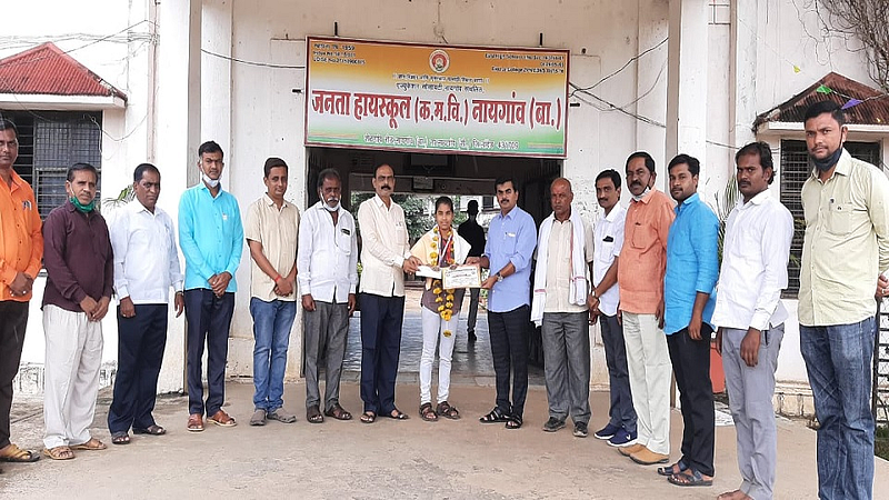 नायगाव (जि.नांदेड) : जनता कनिष्ठ महाविद्यालयातील ११ वीमध्ये शिकणारी विद्यार्थीनी संजीवनी इबीतवार हिने देशपातळीवरील १६ वर्ष वयोगटातील बाँक्सिंग स्पर्धेत सिल्वर पदक मिळवल्याने नेपाळ येथील काठमांडू येथे होणाऱ्या हाफकिडो बॉक्सिंग स्पर्धेसाठी निवड झाली आहे. सदरच्या निवडीबद्दल संस्थेच्या वतीने सत्कार करुन तिला शुभेच्छा देण्यात आल्या आहेत.
