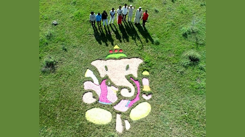 चित्रकार मस्केने साकारले पडीक जमिनीवर 15 बाय 30 फुटांचे गणराय !