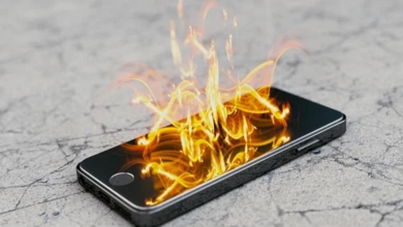 तुमच्या 'या' चुकांमुळे स्मार्टफोनला लागू शकते आग! 'या' टिप्स पाळा