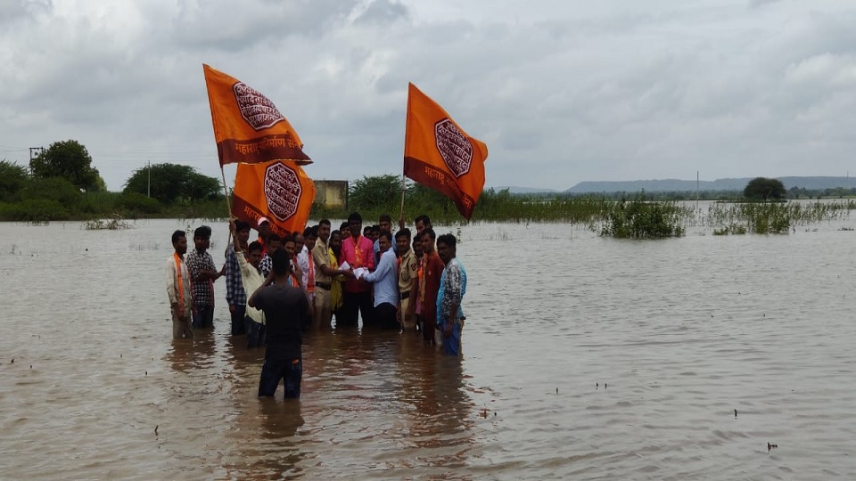 पंचनामा करण्यासाठी जमिनीत पिकं तर दूरच पण माती शिल्लक राहिली नाही. शेतकऱ्यांचे अतिवृष्टीमुळे झालेल्या खरीप पिकांची व फळबागांची हेक्टरी 50,000 रुपयांची मागणी मनसेच्या वतीने गांधीगीरी आंदोलन करत नुकसान भरपाई देण्याची जोरदार मागणी करण्यात आली.