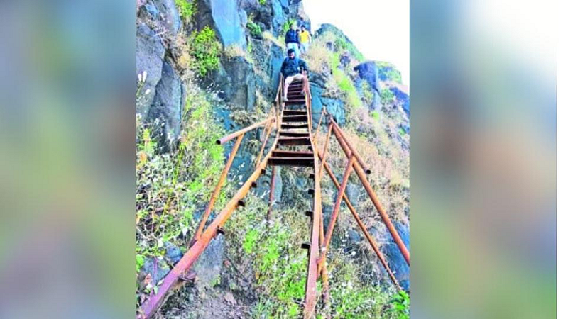 प्रचितगडावरील शिडीसाठी आ. शेखर निकम यांच्याकडून १० लाखांचा निधी