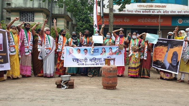 राष्ट्रवादीने पंतप्रधानांना थेट पाठवल्या पोस्टांने गोवऱ्या