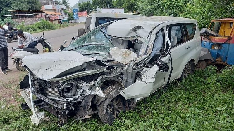 नाशिक महामार्गावर दरोडेखोरांनी चोरीच्या इनोव्हाने एकाला उडवले