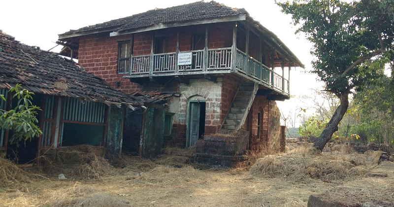 बुरुजास पायर्यांनी वर चढल्यावर एका इमारतीचे बांधकाम दिसून येते. येथून गडावर नियंत्रण ठेवले जात असावे, असा अंदाज व्यक्त केला जात आहे. याच परिसरामध्ये दोन कोठारे आणि विहीर आहे. बालेकिल्ल्याच्या दक्षिण बाजूच्या पडकोटातील दरवाजाच्या अलीकडे तटबंदीच्या बुरुजाच्या आतील बाजूस गणेशमूर्ती आणि दोन कमळ प्रतिमा आहेत. सुमारे सात हेक्टर क्षेत्र परिसर असलेला या किल्ल्याचे बांधकाम तत्कालीन स्थापत्यशास्त्राचा उत्तम नमुना असले तरी ते ठिकठिकाणी ढासळले आहे. तटबंदीमध्ये अनेक मोठमोठी झाडे वाढली आहेत.
