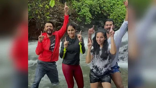 रितेश-जेनेलियाचा 'टिप टिप बरसा पानी' डान्स व्हायरल