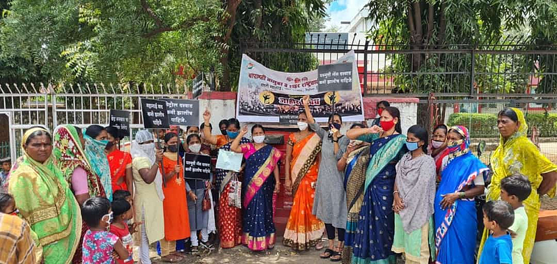 LPG दरवाढ: पंतप्रधानांना पाठवल्या चक्क शेणाच्या गोवऱ्या