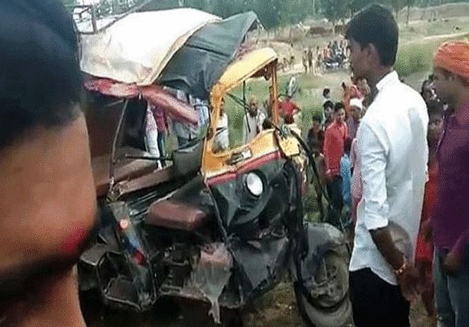 रिक्षा-ट्रक-ट्रॅक्टरचा विचित्र अपघात, पाच जणांचा मृत्यु