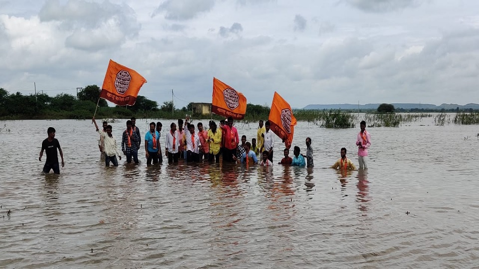 यावेळी गोंदी पोलिस ठाण्याचे पोलिस उपनिरीक्षक कवळशे, सुखापुरी मंडळाचे मंडळाधिकारी दिवाकर जोगलादेवीकर, तलाठी एस.सोरमारे यांनी पोलिस फौजफाट्यासह जावून आंदोलनकर्त्यांची भेट घेतली. जलसमाधी आंदोलनकर्त्यांना आंदोलन मागे घेण्याचे आवाहन केले.