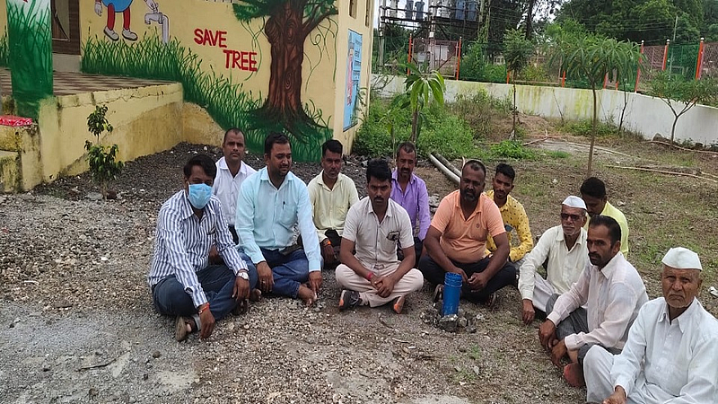 धामोरीचे उपसरपंच रविंद्र चव्हाण यांच्या नेतृत्वाखाली मंडळातील शेतकऱ्यांनी रविवारी (ता.१२) सकाळपासून डोणगाव (ता.गंगापूर) ग्रामपंचायत कार्यालयाच्या आवारात उपोषण सुरु केले आहे.