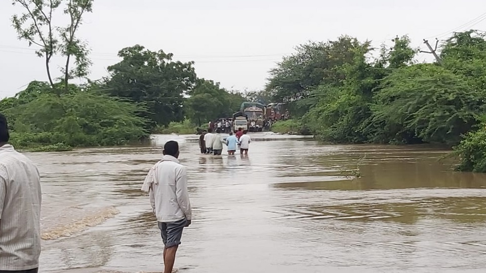 शहागड-पैठण मार्गावरील वाहतूक बंद