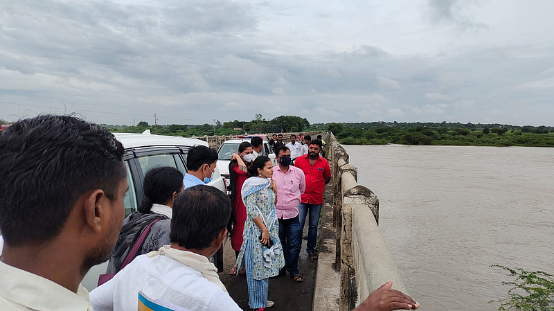 बोरी नदीच्या पूरस्थितीची पाहणी