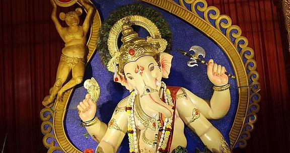 Ganeshotsav 2022 : गणेशाची मूर्ती निवताना चुकूनही उजव्या सोंडेची घेऊ नका; नाहीतर...