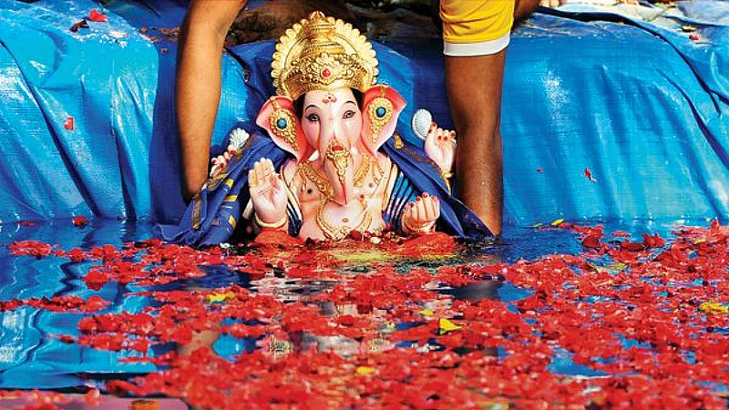 पुणे : मूर्ती विसर्जनासाठी चक्क ठेकेदाराची ११ दिवस सेवा
