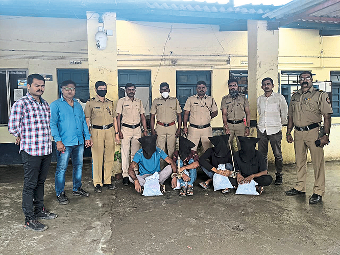 railway police tracked down a gang stealing passengers bags from a train