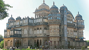 माय टूर : शानदार पॅलेस इस्टेट, पाक सिमेवरील लखपतचा नजरा माय टूर : शानदार पॅलेस इस्टेट, पाक सिमेवरील लखपतचा नजरा